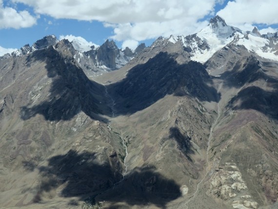 Levo dolina Rangtik Tokpo, najvišji vrh je Remalaya, desno v ozadju H8